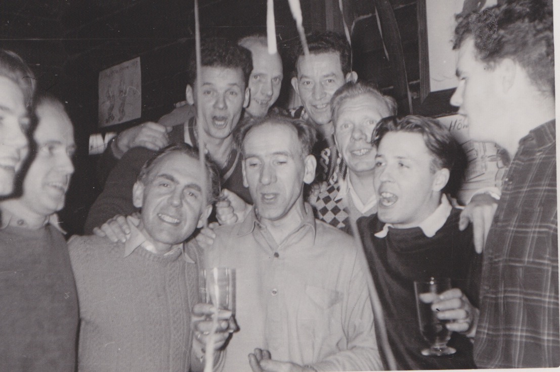 Gubbefest ca 1953. Oddvar Johansen, Øivind Grønnerød, Rolf Staal, Edgar G. Andersen, Erling Johansen, Kåre Kristiansen, Per Johnsen, Hans Køhn og Steffen Steffensen. Halden skiklubbs arkiv, Høiås.