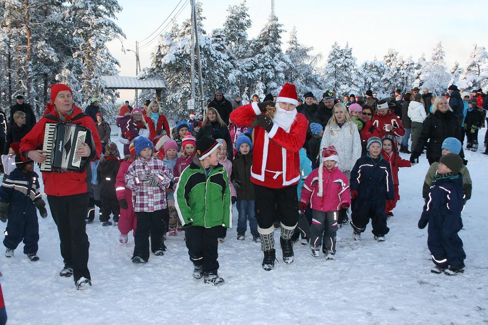Julen kommer til Høiås, 2008. Tidligere publisert på skiklubbens hjemmesider. Julekveld på Høiås