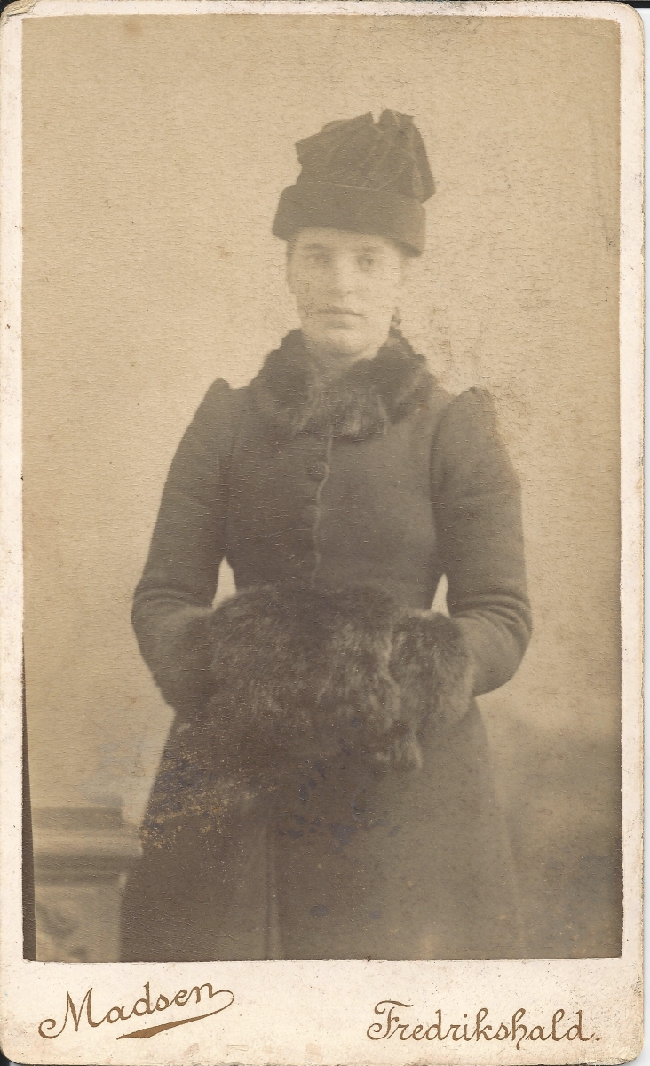 Marie Jensen Løvmoen – vertinne på turisthytte og enslig mor. Fotograf Madsen i Fredrikshald. Vertinnen på Høiås